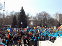 В Молдове 8 тыс. людей митинговали за объединение с Румынией