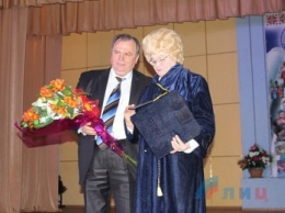 Одиозная луганская поэтесса и юрист получила в «ЛНР» звание «почетный профессор»