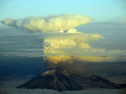 На Аляске вулкан Павлова выбросил пепел на высоту 6 км