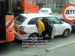 ДТП в Киеве: столкнулись 4 автомобиля