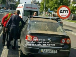 В Киеве на дороге взорвался люк, сильно повредив машину (фото)