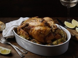 Как запечь курицу с картошкой в духовке?