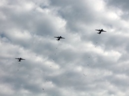 В Николаеве 450 украинских десантников высадились из трех самолетов Ан-26 (фото)