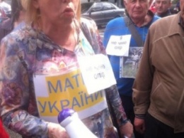 В Киеве родственники погибших и пленных воинов АТО пикетируют Администрацию Президента. Среди них мариупольцы (ФОТО)