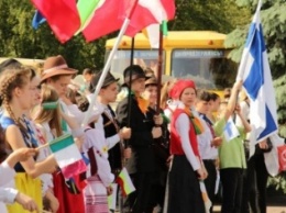 Закрытие Х фестиваля «Классика сегодня»: в Каменском состоялось карнавальное шествие