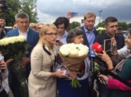 Встреча Тимошенко и Савченко. Надежда от Юли цветы не взяла