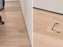 Подросток рассмешил интернет, положив очки на полу музея современного искусства