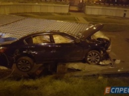 В Киеве Honda приземлилась на крышу киоска