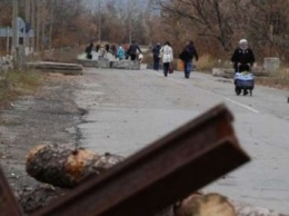 Женщине в очереди на КПВВ "Станица Луганская" стало плохо