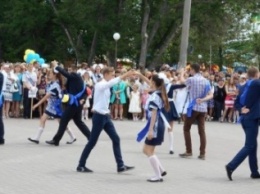 В Бердянске выпускники школ города танцевали вальс прощания со школой