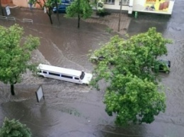 Поваленные деревья, затопленные улицы и "плавающие" машины: непогода "сорвала" харьковчанам выходные (ФОТО)