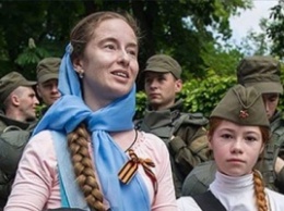 Российский бизнесмен перевез из Киева в Белоруссию мать с девочкой, на которых напали нацисты за Георгиевскую ленту 9 мая
