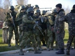 На этой знаменитой фотографии безоружный украинский солдат словно спрашивает у вооруженных до зубов российских вояк: "Вы чего, мужики?"