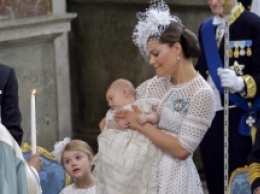 Шведский королевский двор поделился фотографиями с крещения принца Оскара