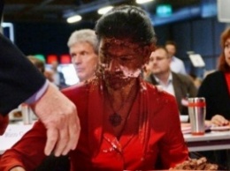 Немецкому прокремлевскому депутату бросили в лицо торт