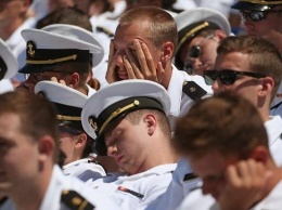Байден своей речью усыпил выпускников Военно-морской академии США (ВИДЕО)
