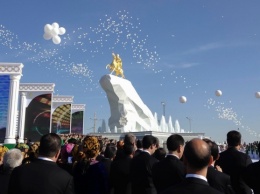 В Ашхабаде установили статую президента Туркменистана, покрытую золотом