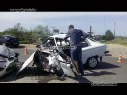 ДТП в Херсоне: в столкновении Ford Focus с Запорожцем пострадали двое их извлекали спасатели. ФОТО