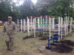 К Дню защиты детей украинские военные помогли установить детские площадки в Попаснянском районе (фото)