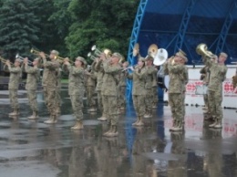 На площади Славянска музыка слилась с дождем: для жителей города выступил военный оркестр