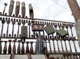 Мелитополец построил забор из... фрагментов боеприпасов, деталей военной техники и экипировки (фото)