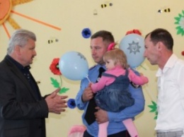 Ко Дню защиты детей кировоградские полицейские посетили маленьких жителей дома ребенка и поздравили их с праздником (ФОТО)