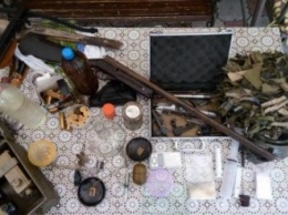 На Днепропетровщине у мужчины дома обнаружили арсенал оружия и наркотики на 200 тыс. грн