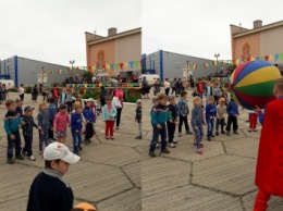 Несмотря на ночные обстрелы, в Станице Луганской отмечают День защиты детей (фоторепортаж)