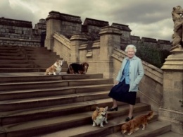 Энни Лейбовиц сфотографировала Елизавету II с собаками корги