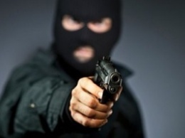 Четверо неизвестных совершили разбойное нападение на филиал одного из банков в Токмаке в Запорожской области