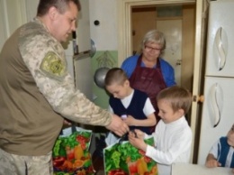 В Покровске (Красноармейске) полицейские поздравили детей