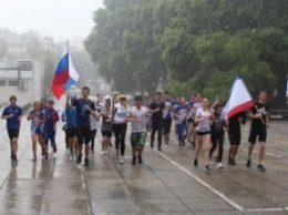 Участников международной эстафеты «Бег Мира» в Симферополе встречали под проливным дождем (ФОТО)