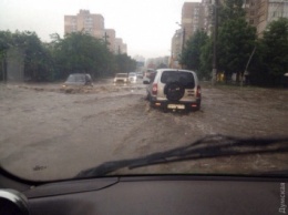 Дождь в Одессе: некоторые улицы затоплены, трамваи меняют маршруты