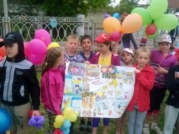 В Чернобаевке, детей, победивших в спортивной эстафете, наградили грамотами и сладостями (фото)
