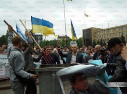 Предпринимателей, которые вчера пикетировали Николаевский горсовет, уличили в краже мусорного бака