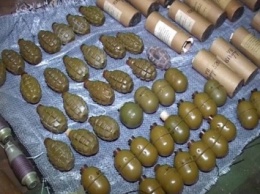 В Киеве обнаружен тайник с оружием: 60 гранат, взрывпакеты, стрелковое оружие