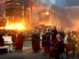 Симфонический оркестр исполнил главную тему «Игры престолов» на заводе в Мариуполе