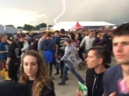 Молния ударила в скопление людей во время концерта на Rock am Ring в ФРГ: десятки человек были госпитализированы