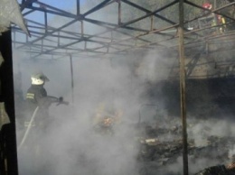 На киевском рынке произошел крупный пожар (фото, видео)