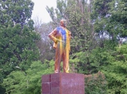 В Запорожской области Ленин "посинел"