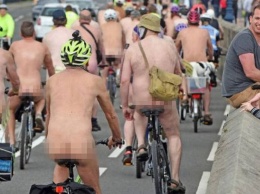 В Великобритании состоялся парад голых велосипедистов