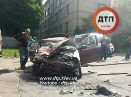 В Киеве Opel на полном ходу протаранил маршрутку с пассажирами