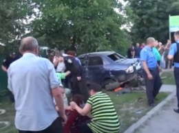 Смертельное ДТП под Киевом: толпа едва не растерзала водителя по вине которого погибли две маленькие девочки