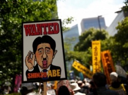 Тысячи японцев требовали отставки премьера-«Гитлера» (фото)