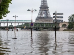 Большой дворец в Париже снова принимает гостей после наводнения