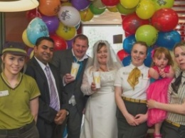 Молодые устроили свадьбу в Макдональдс