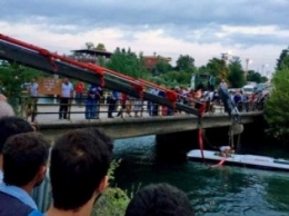 Ужасное ДТП в Турции: автобус с детьми упал в реку (ФОТО)
