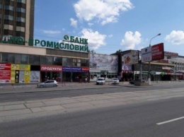 Независимость Луганска: комиссионка с добычей ополченцев и хлебный вместо модных бутиков. Фото