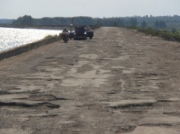 Дорога, пролегающая по гребню дамбы №8 Каховского водохранилища, - настоящий кошмар для водителей (фото)