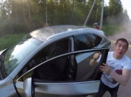 Драка байкера из Одессы с пьяным водителем набирает популярность среди пользователей Сети